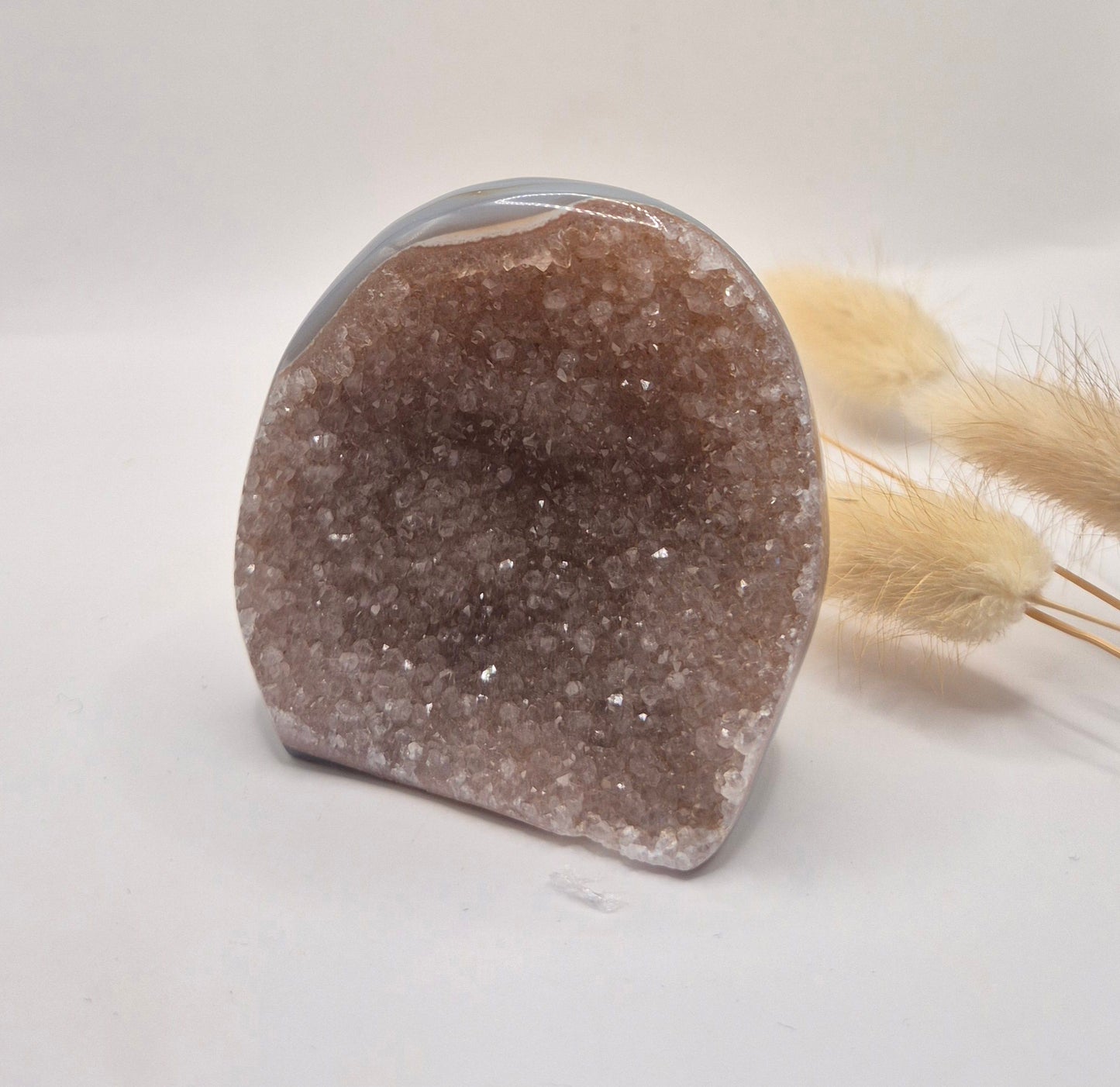 Druzy Grauer Achat - Tropfenförmiger stehender Edelsteinkristall - Nr. 12. 86 Gramm
