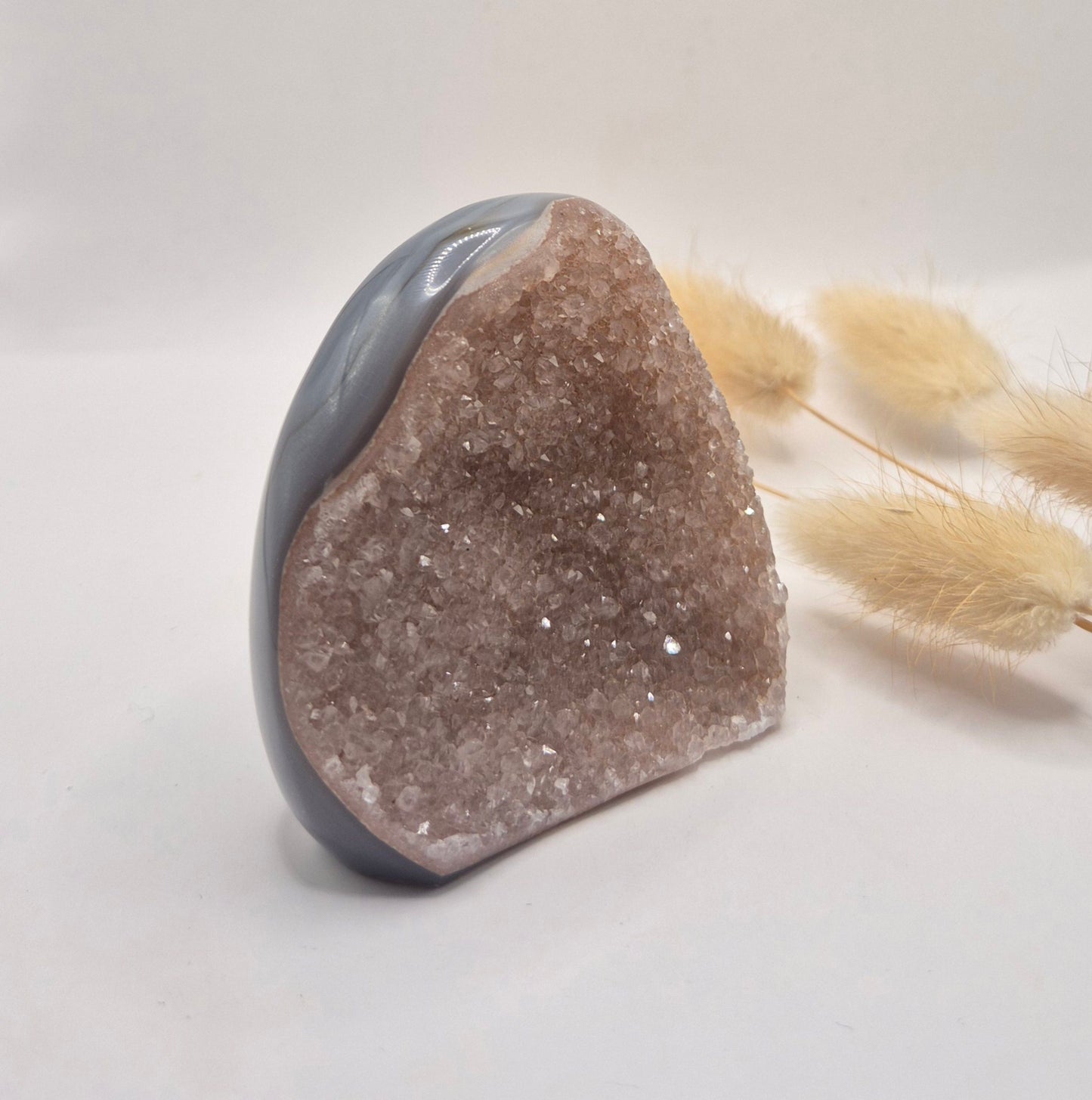 Druzy Grauer Achat - Tropfenförmiger stehender Edelsteinkristall - Nr. 12. 86 Gramm