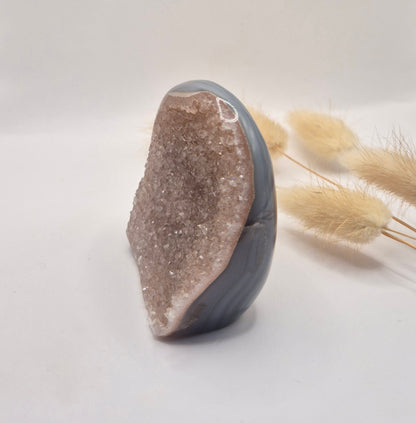 Druzy Grauer Achat - Tropfenförmiger stehender Edelsteinkristall - Nr. 12. 86 Gramm