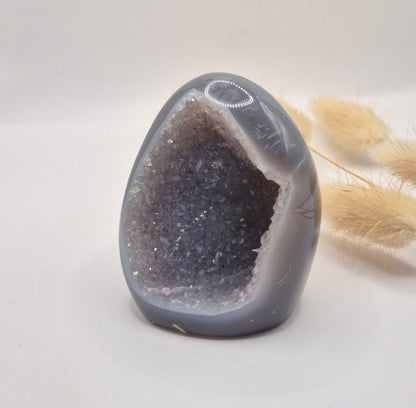 Druzy Grauer Achat - Tropfenförmiger stehender Edelsteinkristall - Nr. 12. 86 Gramm