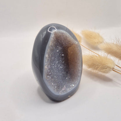 Druzy Grauer Achat - Tropfenförmiger stehender Edelsteinkristall - Nr. 12. 86 Gramm
