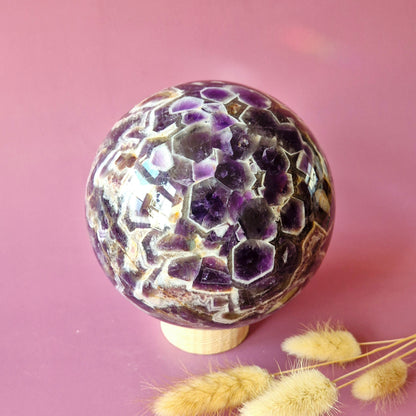 Kristallen Edelsteen Bol Unieke Dream Amethist sphere 130mm 2800g (Chevron amethyst)