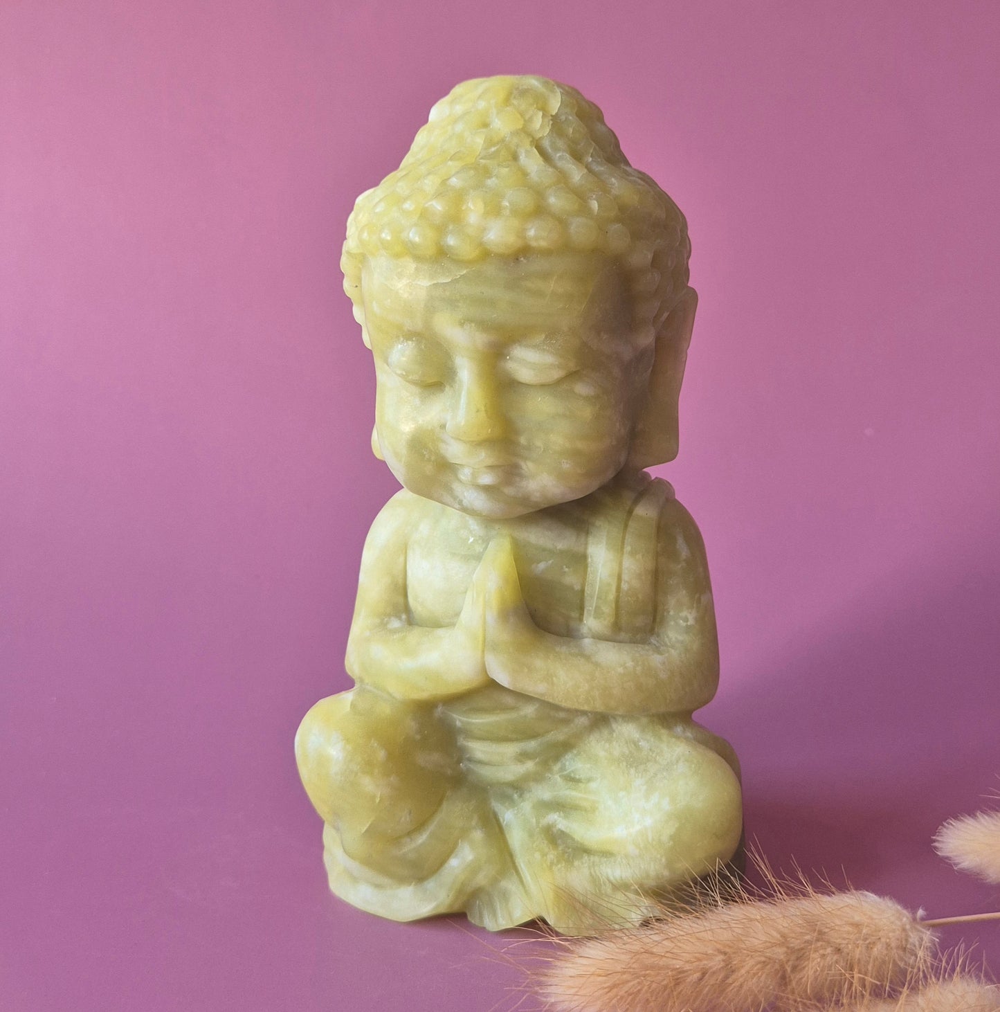 Serpentijn Boeddha – Handgesneden Meditatiebeeld van Edelsteen (±15 cm)