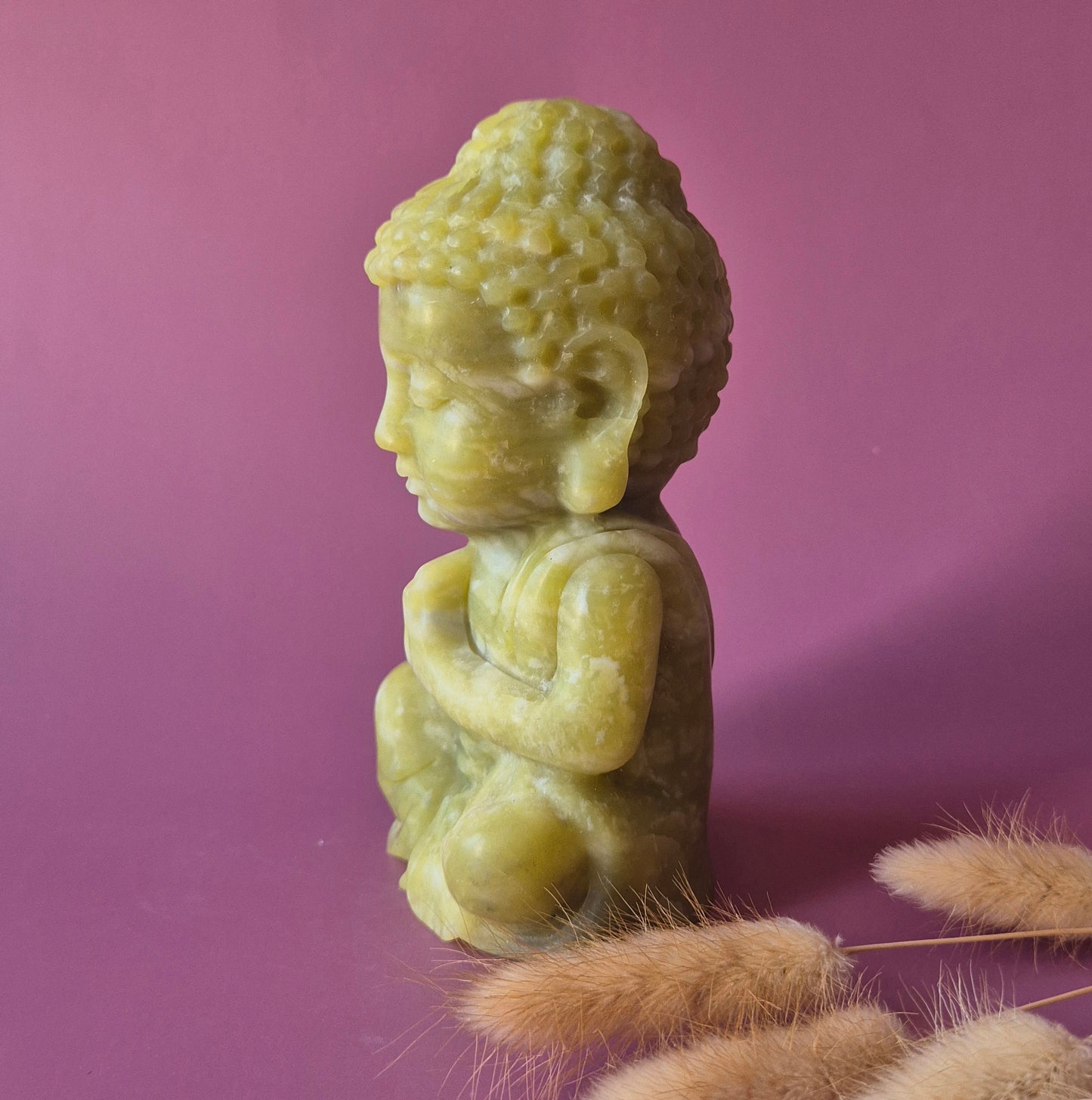 Serpentijn Boeddha – Handgesneden Meditatiebeeld van Edelsteen (±15 cm)