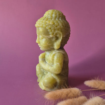 Serpentijn Boeddha – Handgesneden Meditatiebeeld van Edelsteen (±15 cm)