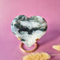 Edelstein Druzy Moosachat Herz auf Metallständer – Nr. 93 230 Gramm