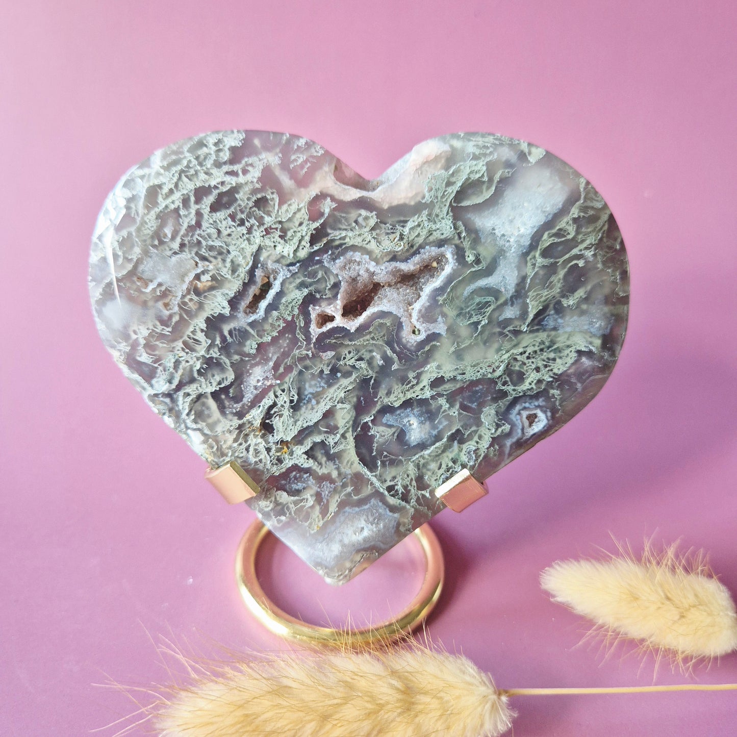 XL Edelsteen Druzy Mosagaat Hart op Metalen Standaard – #141 281gram