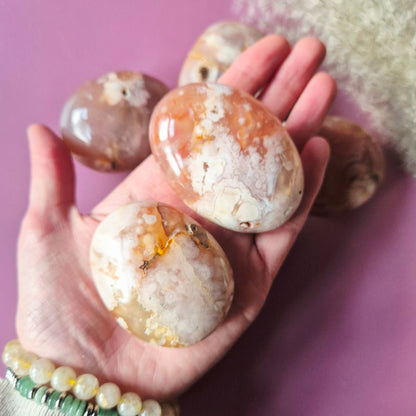 Cherry Blossom Agate Handsteen – ca. 4–6 cm - Palmsteen / Worrystone / Zorgensteen