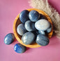 Blauwe Aventurijn Handsteen XL (5–8 cm) - Palmsteen / Worrystone / Zorgensteen