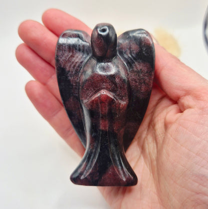 Garnet Engel – Handgesneden Edelsteen Beeldje (8 cm)