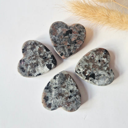 Edelsteen Hartje Zaksteen 3-4cm – Yooperlite (UV reactief)