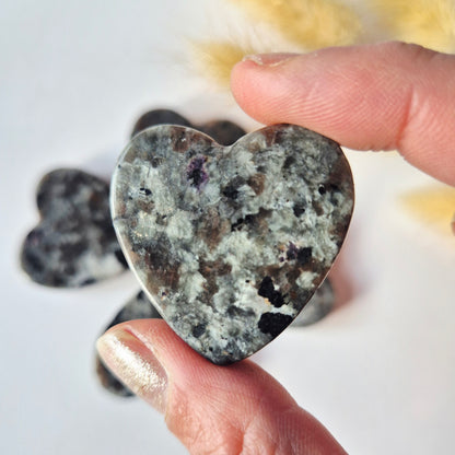 Edelsteen Hartje Zaksteen 3-4cm – Yooperlite (UV reactief)