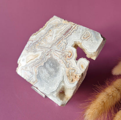 Crazy Lace Agate Slab op standaard – 112g (druzy edelsteen)