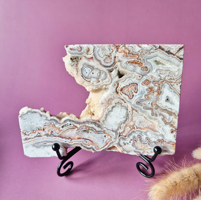 Crazy Lace Agate Slab op standaard – 208g (druzy edelsteen)