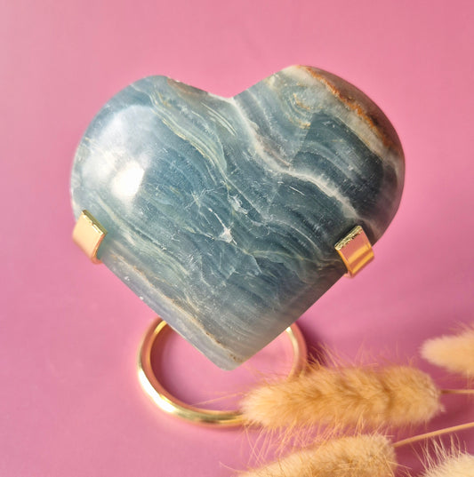 Edelsteen Blauwe Onyx Hart (323g) op goudkleurige standaard (Blue Onyx Heart)