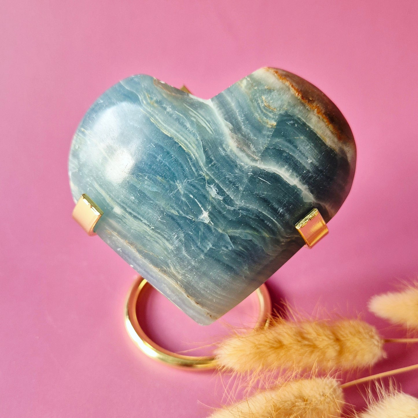 Edelsteen Blauwe Onyx Hart (323g) op goudkleurige standaard (Blue Onyx Heart)