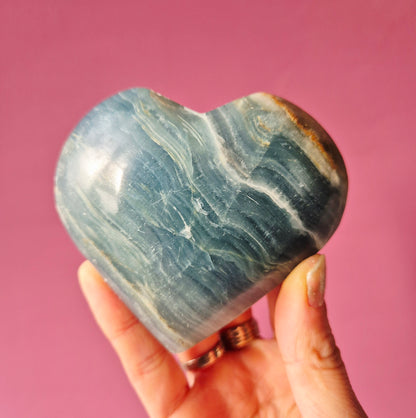 Edelsteen Blauwe Onyx Hart (323g) op goudkleurige standaard (Blue Onyx Heart)