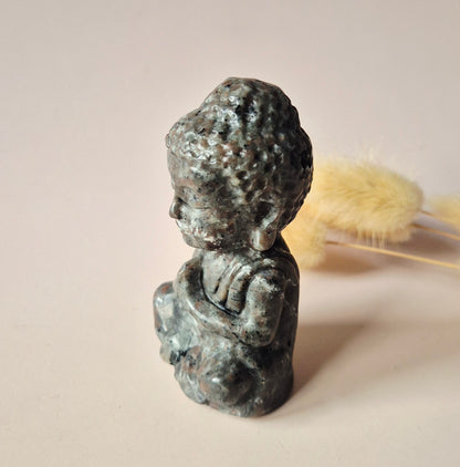 Yooperlite Edelsteen Buddha – 8 cm (UV Reactief)