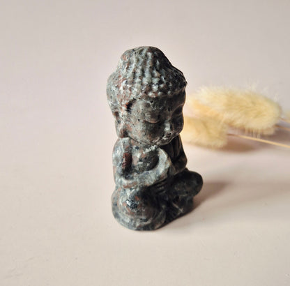Yooperlite Edelsteen Buddha – 8 cm (UV Reactief)