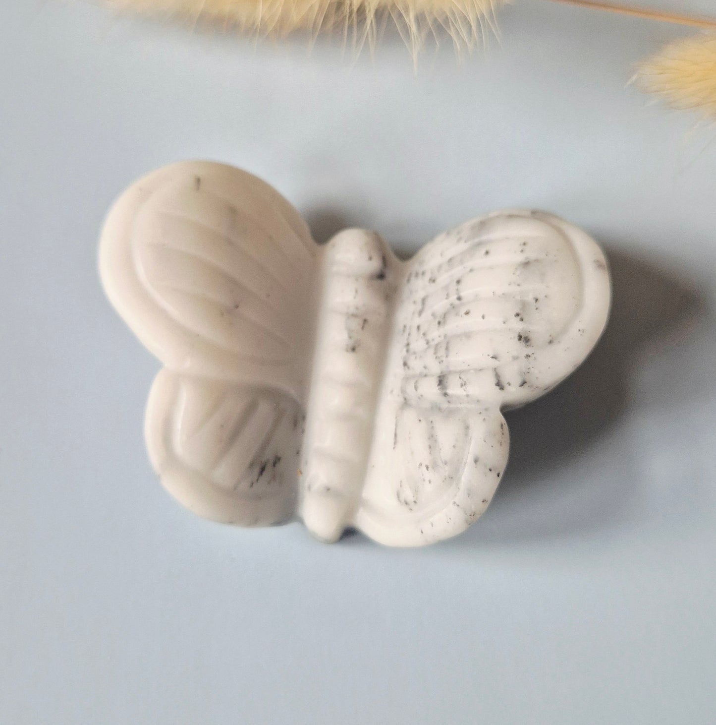 Edelsteen 3D Vlinder 6x5 cm – Witte kwarts met zwarte toermalijn inclusies (ronde vleugels)