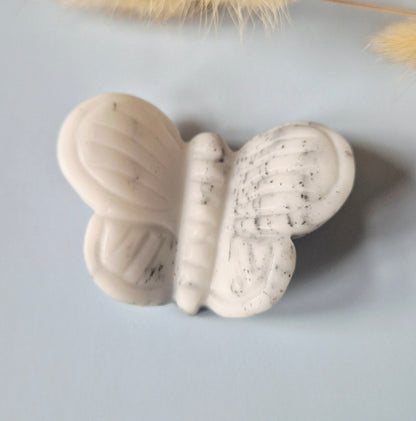 Edelsteen 3D Vlinder 6x5 cm – Witte kwarts met zwarte toermalijn inclusies (ronde vleugels)