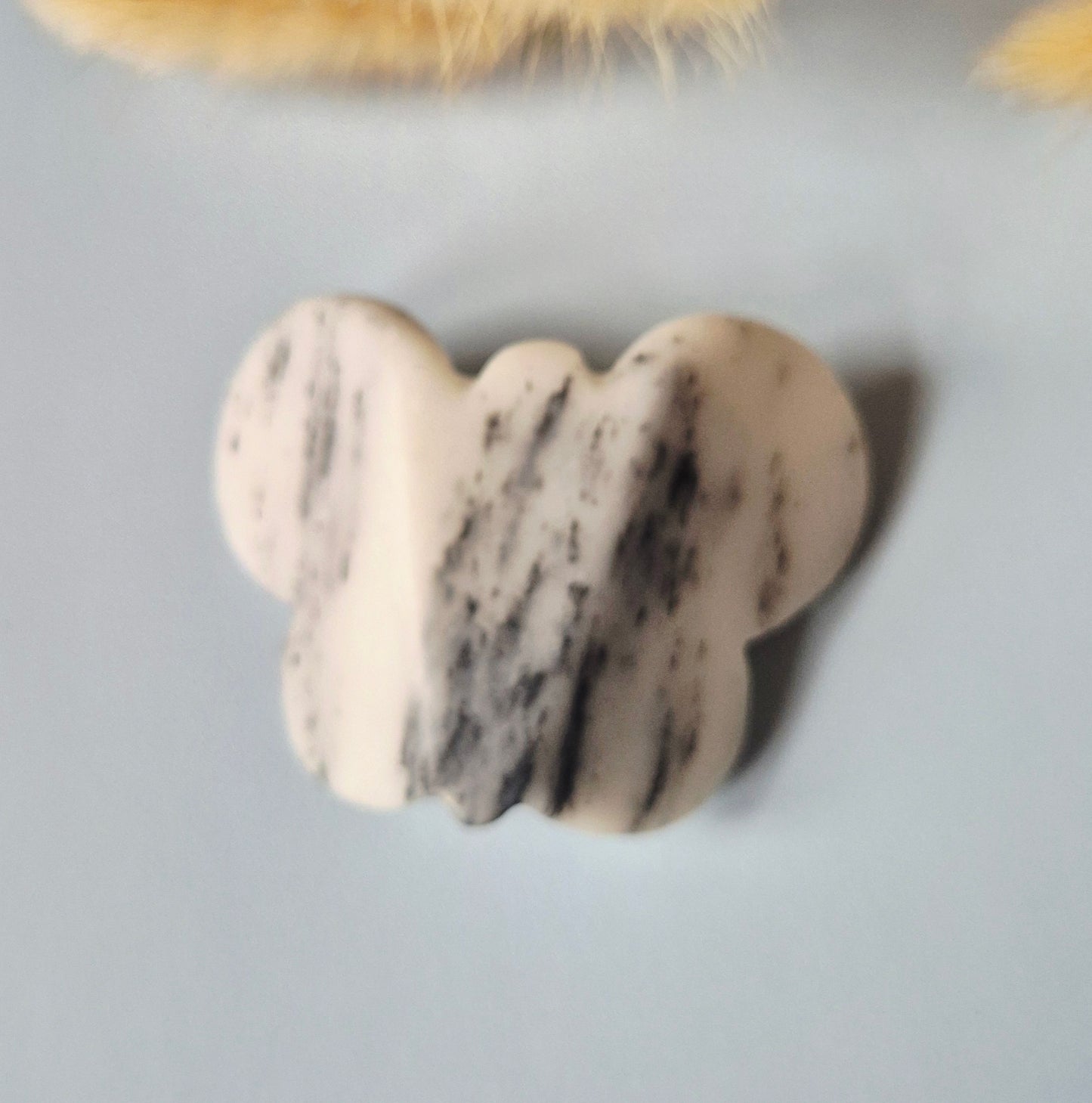 Edelsteen 3D Vlinder 6x5 cm – Witte kwarts met zwarte toermalijn inclusies (ronde vleugels)