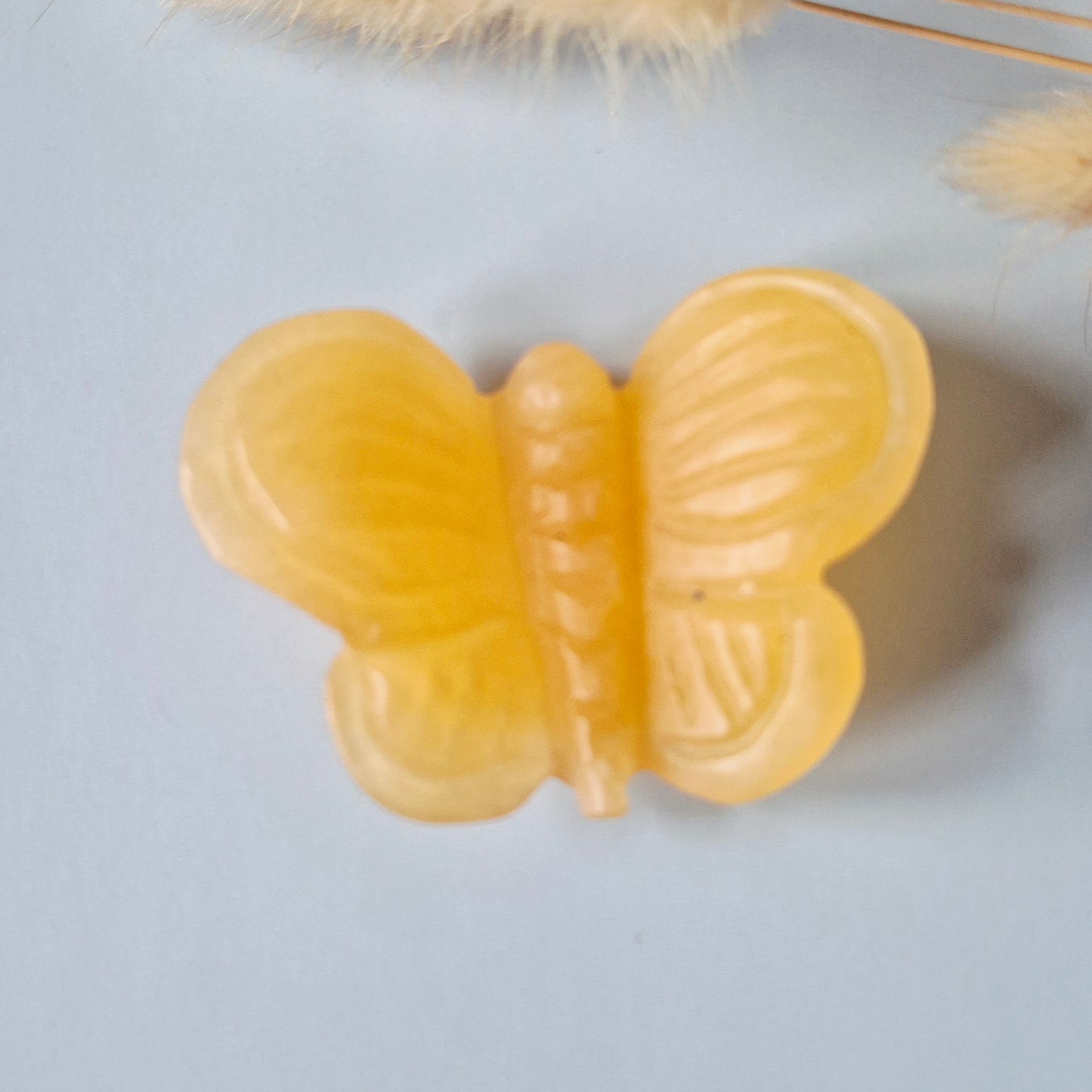 Edelsteen 3D Vlinder 6x5 cm – Gele Calciet (ronde vleugels)