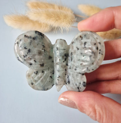 Edelsteen 3D Vlinder 6x5 cm – Sesame Jasper (ronde vleugels)