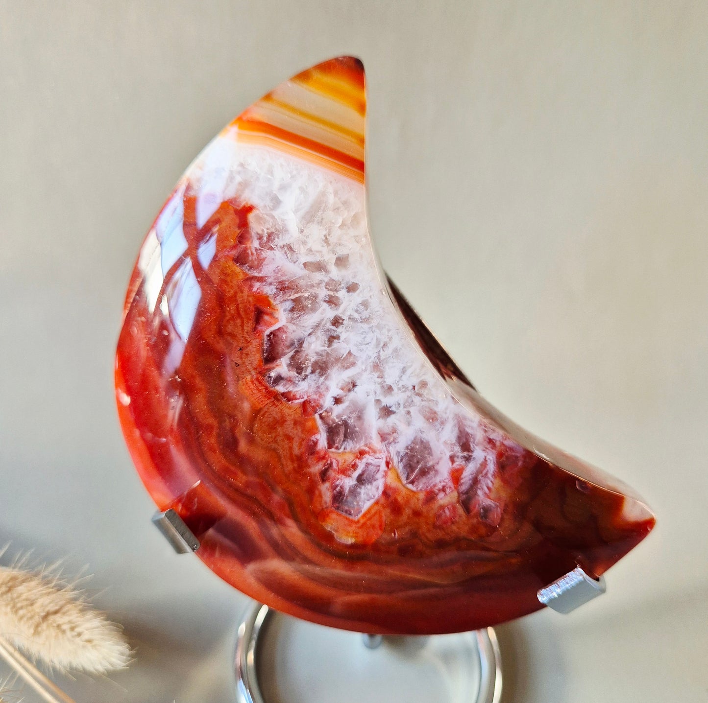 Edelsteen Carneool Maan op Standaard – 100 mm – 269g