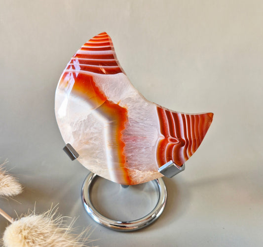 Edelsteen Carneool Maan op Standaard – 73 mm – 111g