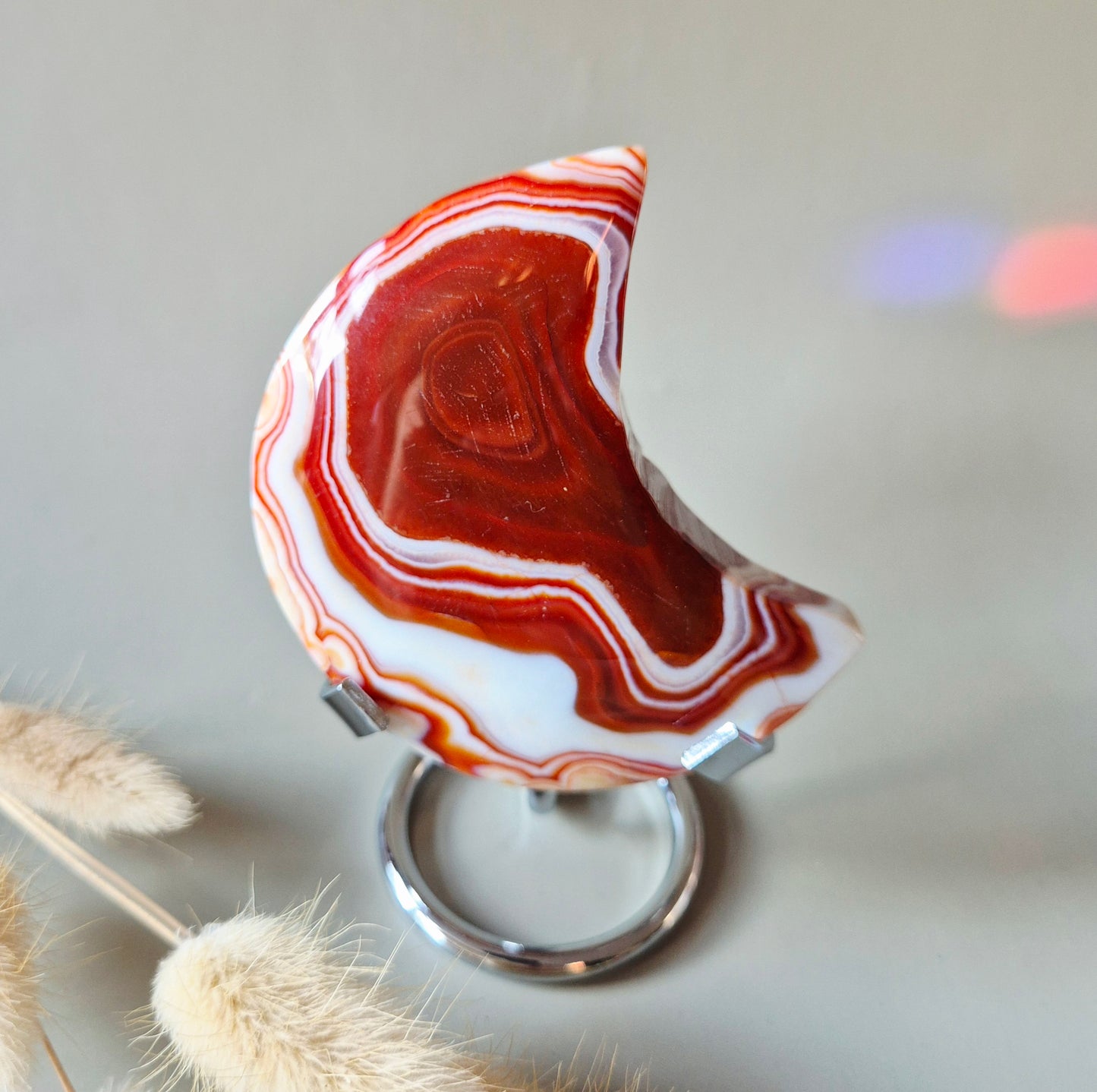 Edelsteen Carneool Maan op Standaard – 80 mm – 184 g