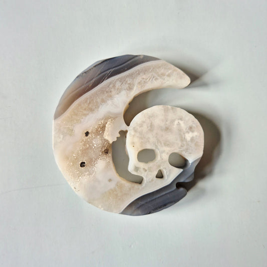 Druzy Agaat Maan met Skull Carving 10cm #3