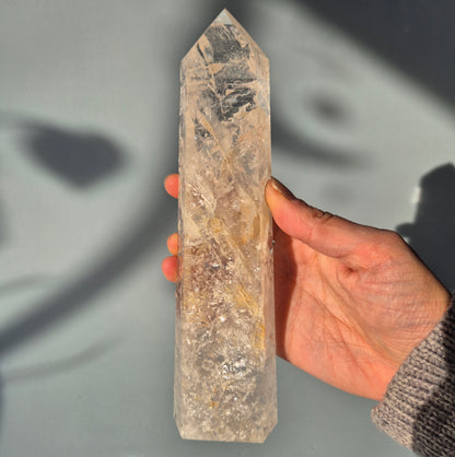 A+ Hoge Kwaliteit Bergkristal Toren – 493 gram – Premium Quartz Punt met Glinsterende Insluitsels