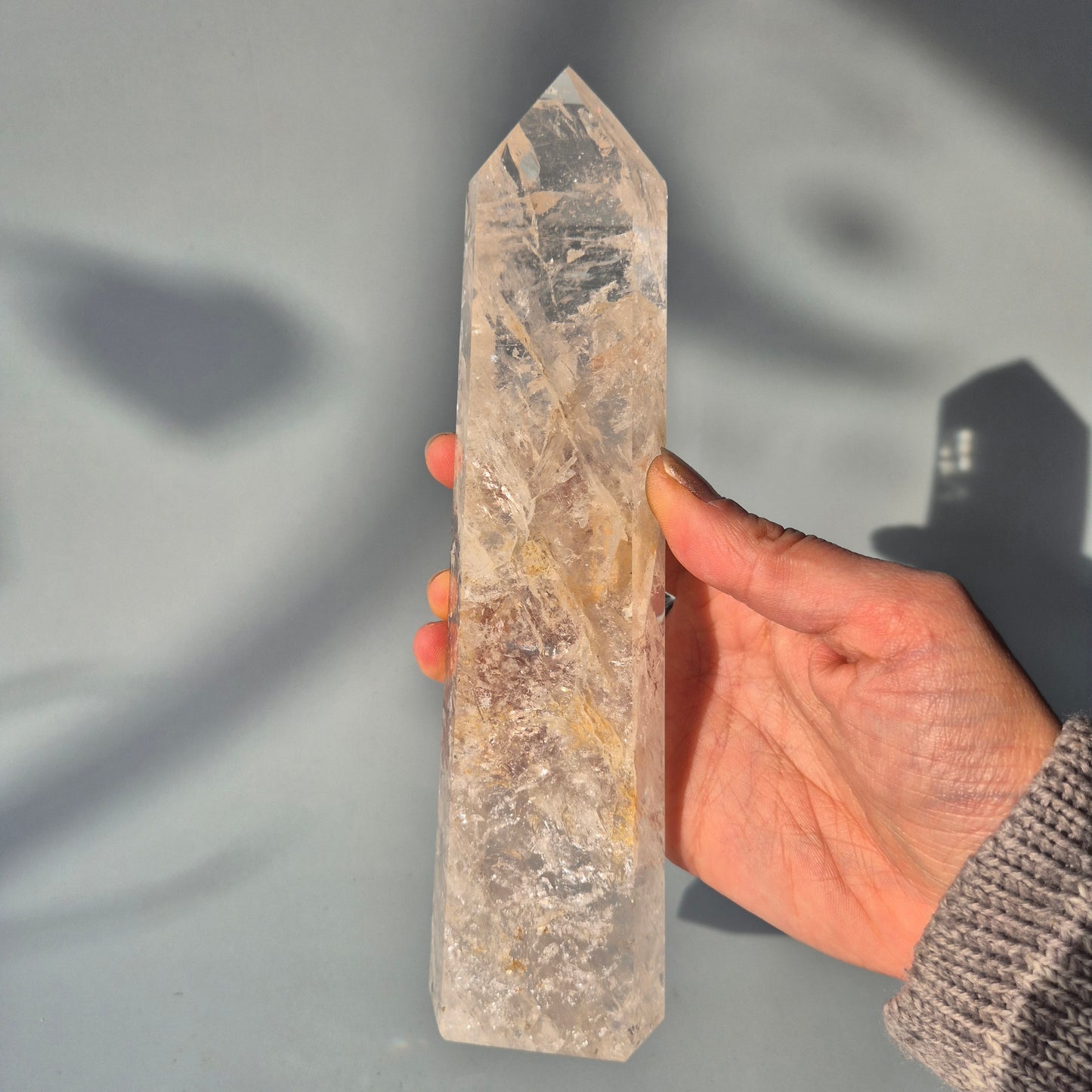 A+ Hoge Kwaliteit Bergkristal Toren – 493 gram – Premium Quartz Punt met Glinsterende Insluitsels
