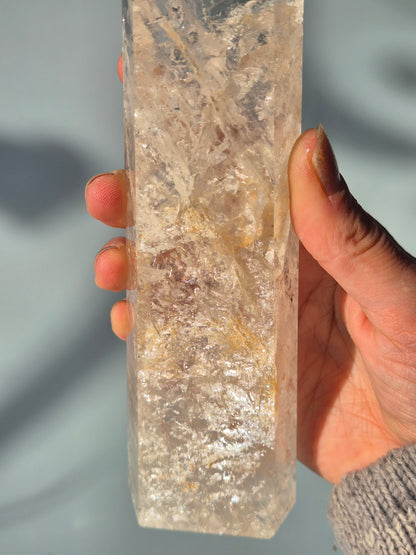 A+ Hoge Kwaliteit Bergkristal Toren – 493 gram – Premium Quartz Punt met Glinsterende Insluitsels