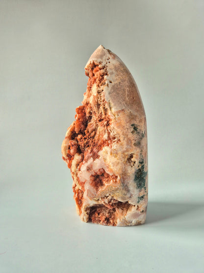 XL roze amethist freeform van 2950 gram met druzy pockets en diepe roze kristalstructuren