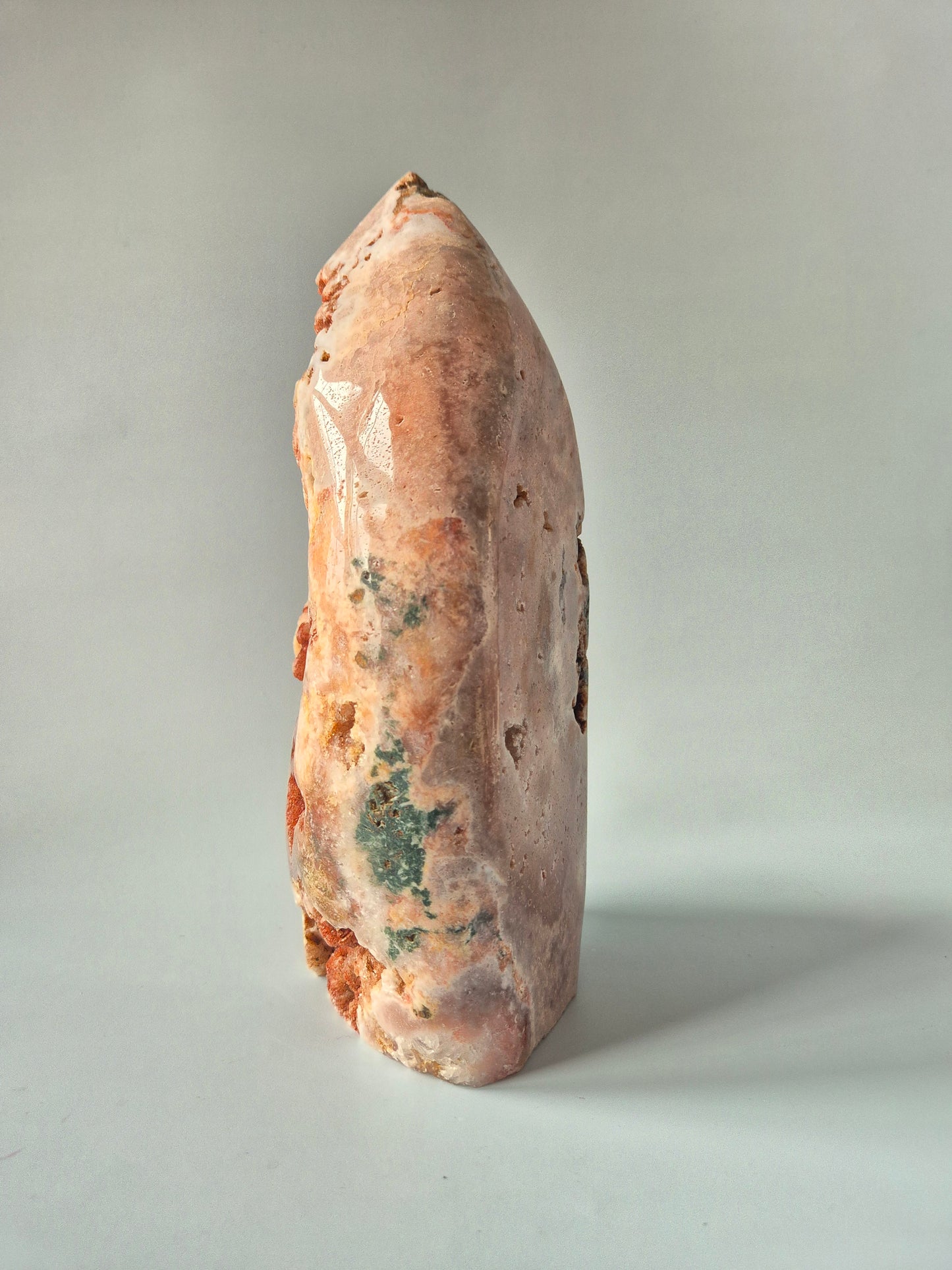 XL roze amethist freeform van 2950 gram met druzy pockets en diepe roze kristalstructuren