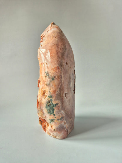 XL roze amethist freeform van 2950 gram met druzy pockets en diepe roze kristalstructuren