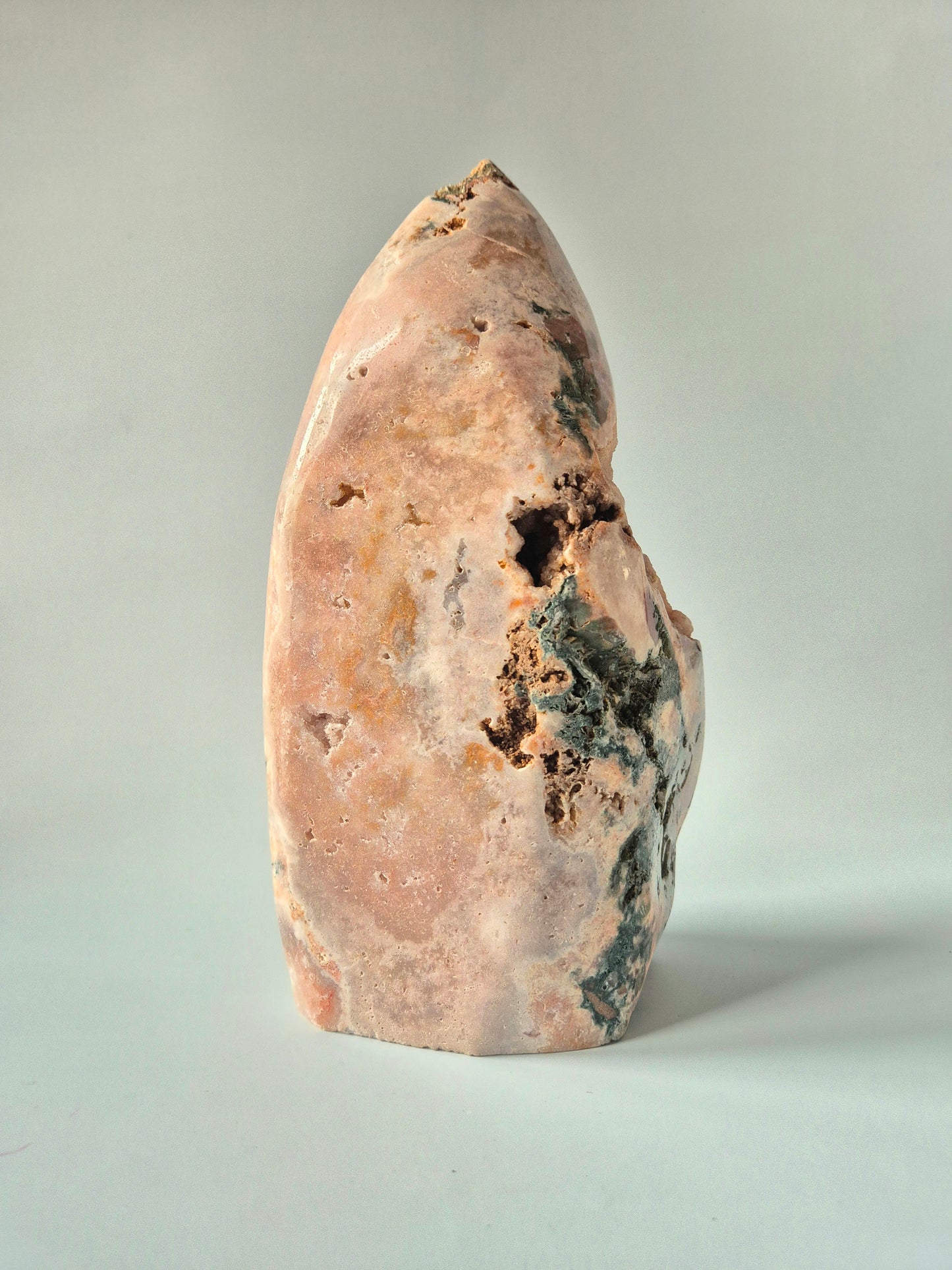 XL roze amethist freeform van 2950 gram met druzy pockets en diepe roze kristalstructuren