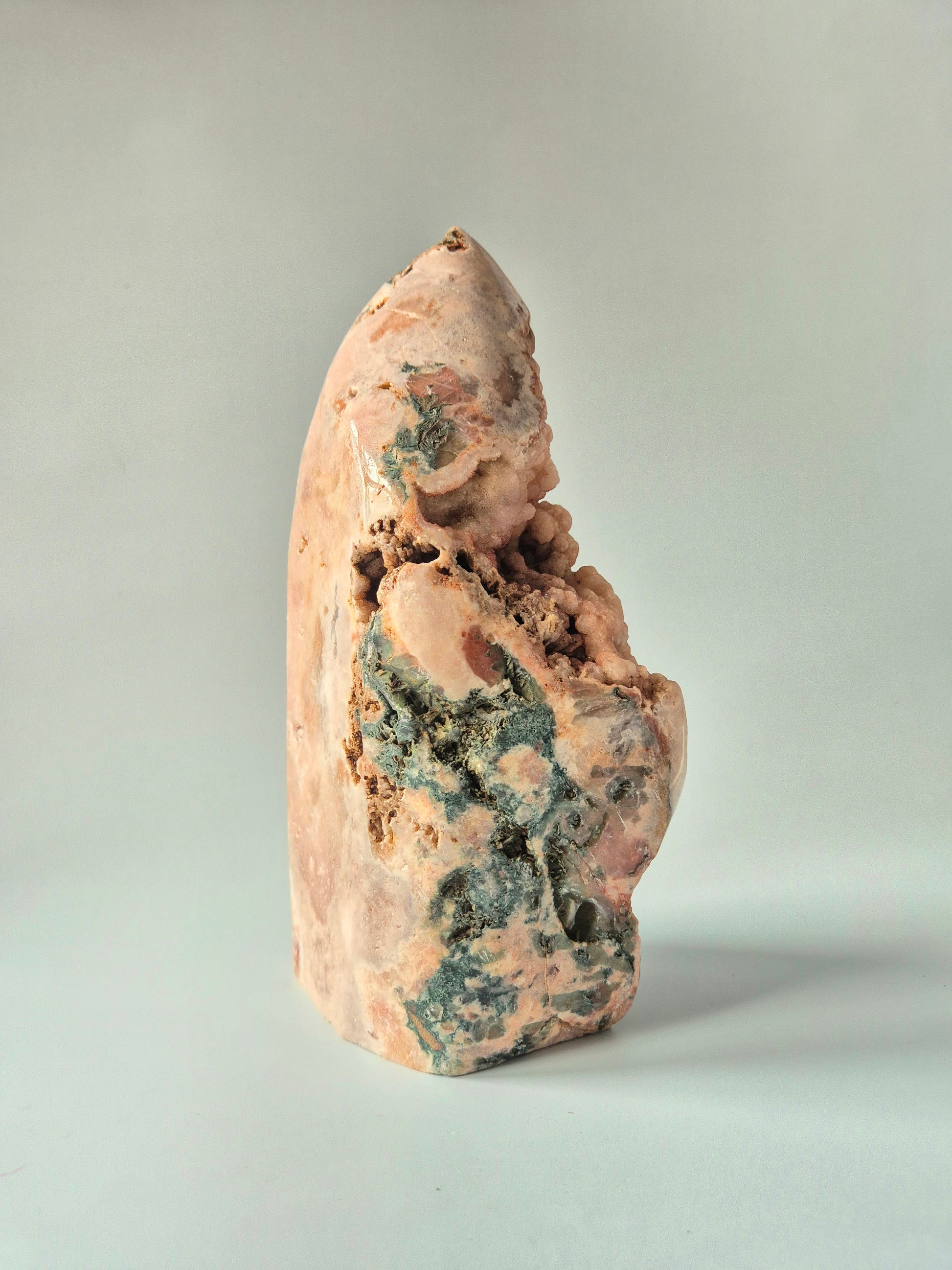 XL roze amethist freeform van 2950 gram met druzy pockets en diepe roze kristalstructuren