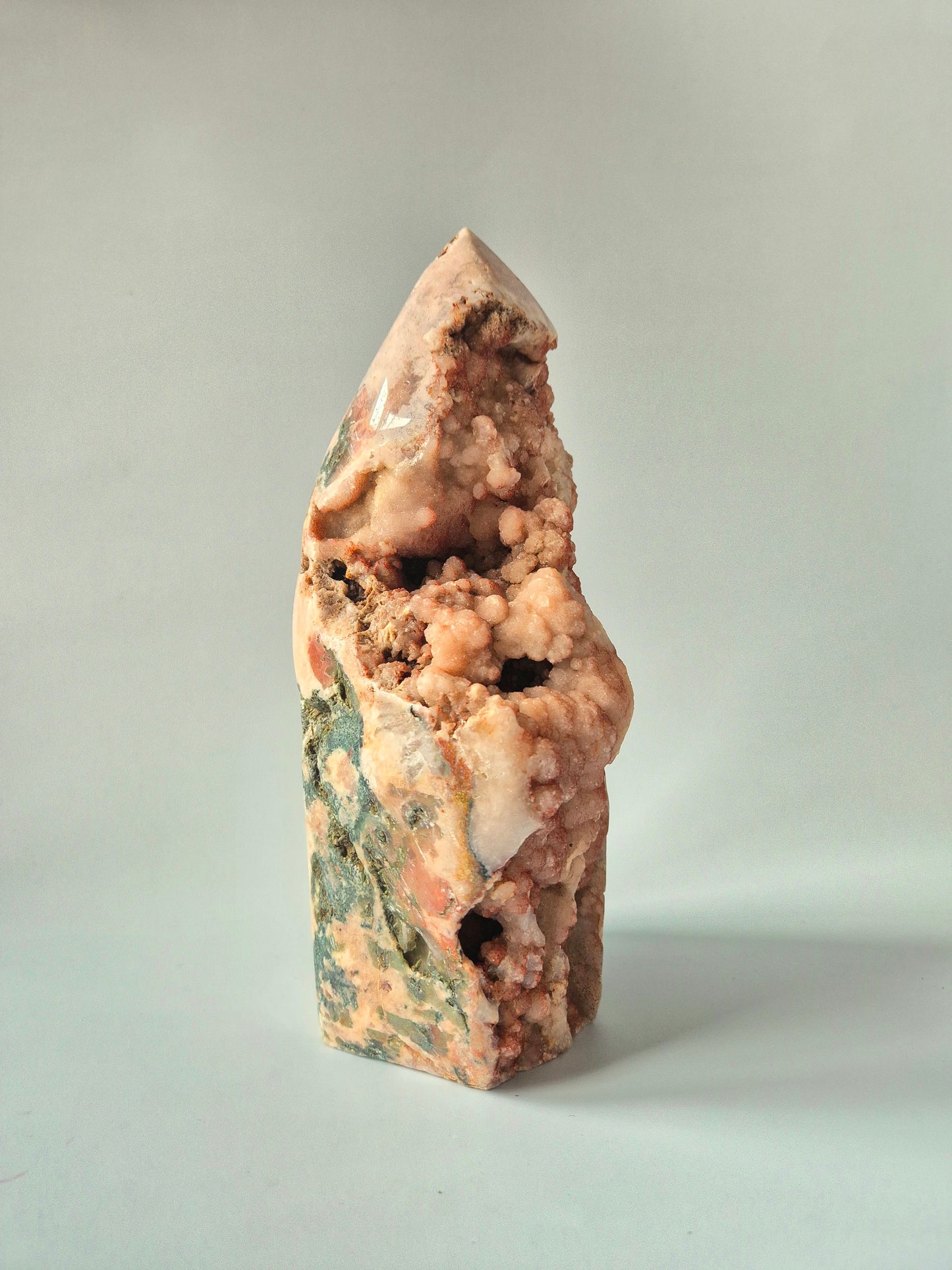 XL roze amethist freeform van 2950 gram met druzy pockets en diepe roze kristalstructuren