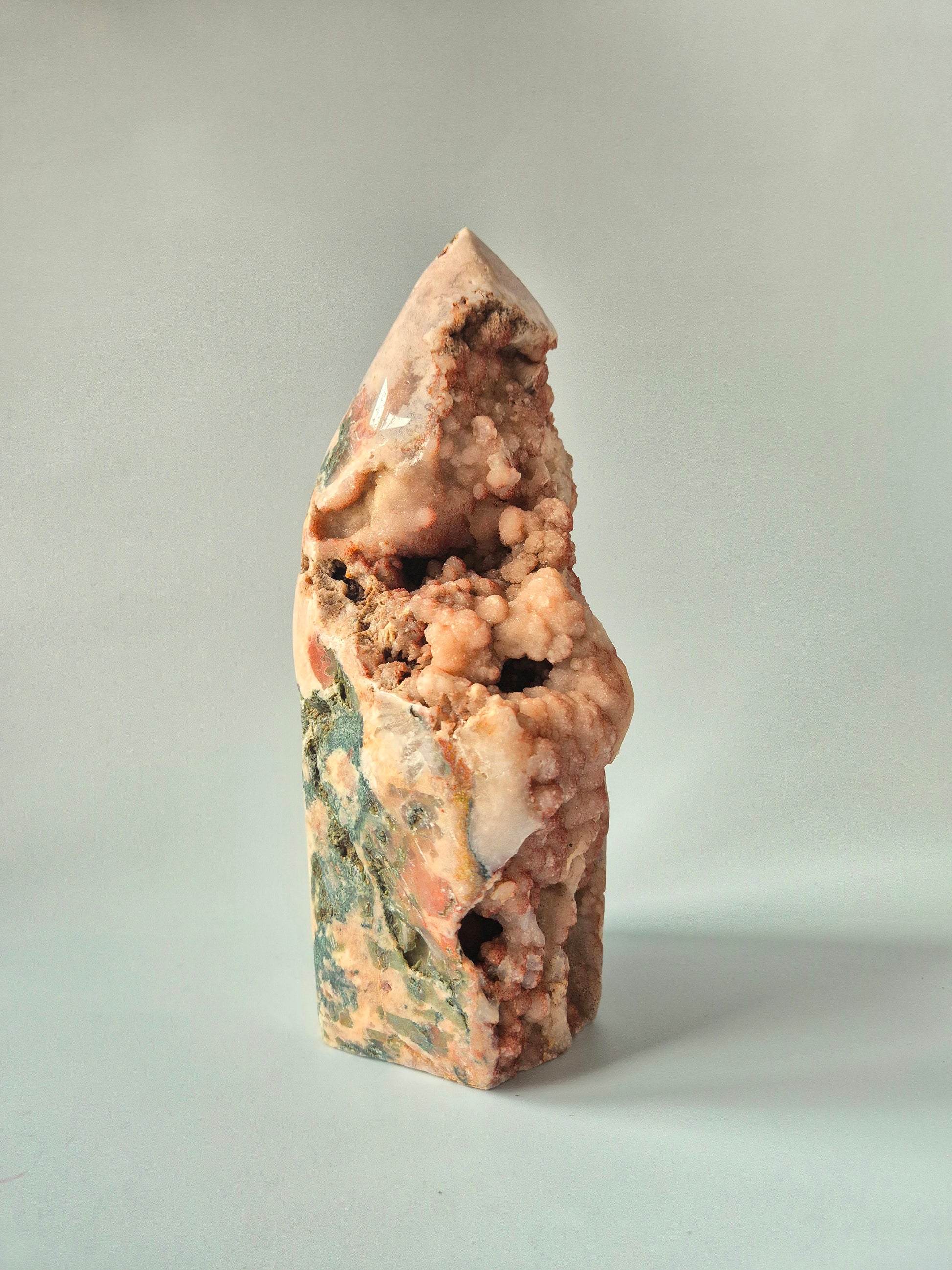 XL roze amethist freeform van 2950 gram met druzy pockets en diepe roze kristalstructuren