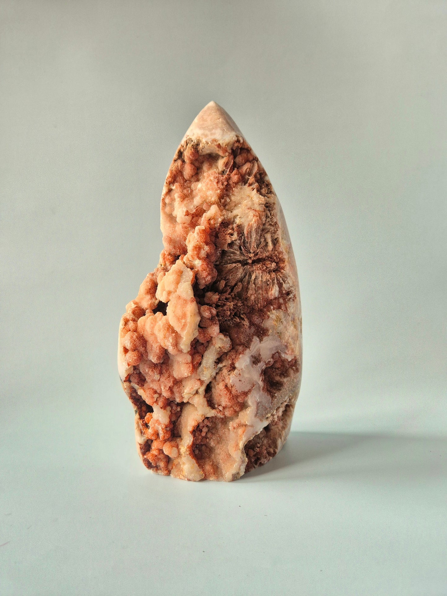 XL roze amethist freeform van 2950 gram met druzy pockets en diepe roze kristalstructuren