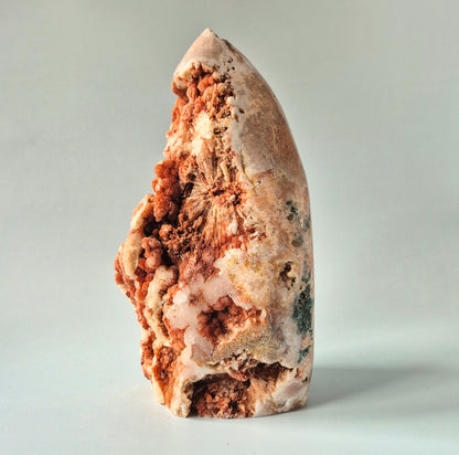 XL roze amethist freeform van 2950 gram met druzy pockets en diepe roze kristalstructuren