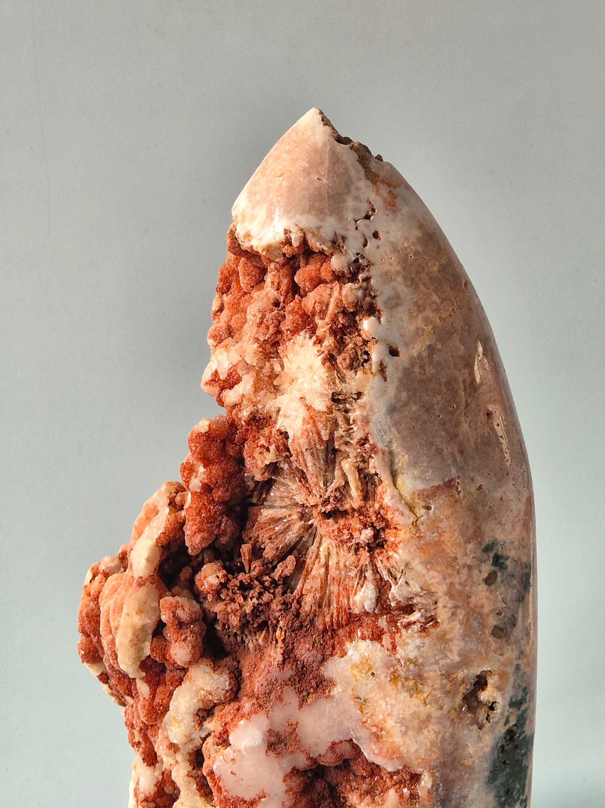 XL roze amethist freeform van 2950 gram met druzy pockets en diepe roze kristalstructuren