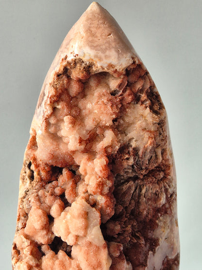 XL roze amethist freeform van 2950 gram met druzy pockets en diepe roze kristalstructuren