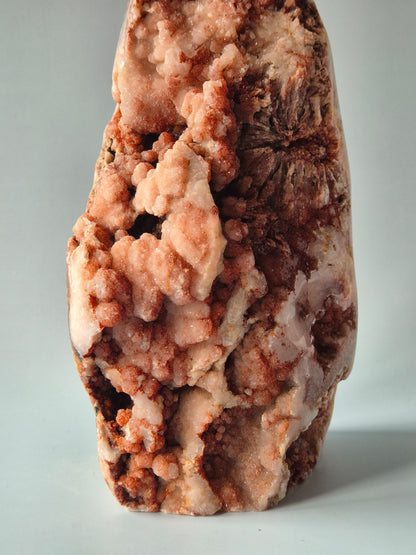 XL roze amethist freeform van 2950 gram met druzy pockets en diepe roze kristalstructuren