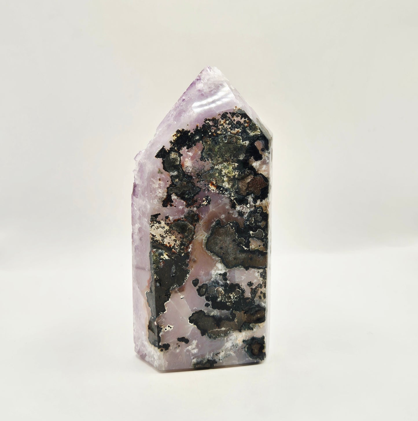 Amethist Agaat punt van 320 gram uit Uruguay met paarse druzy kristallen en natuurlijke agaatstructuur aan de achterzijde.