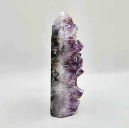 Amethist Agaat punt van 320 gram uit Uruguay met paarse druzy kristallen en natuurlijke agaatstructuur aan de achterzijde.