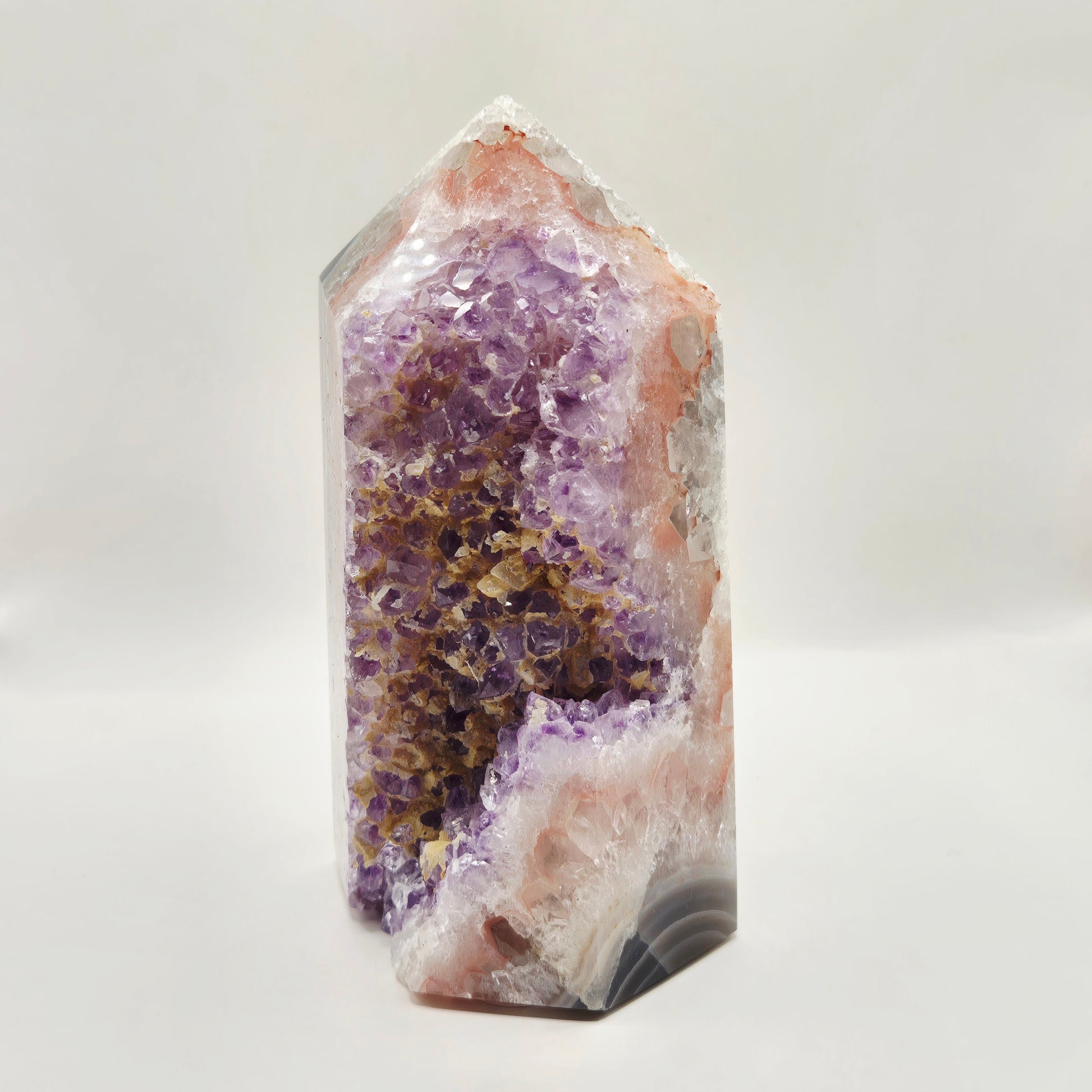 Hoogwaardige Amethist Agaat punt van 702 gram uit Uruguay met paarse druzy kristallen, roze chalcedoon en grijze agaatbanden.